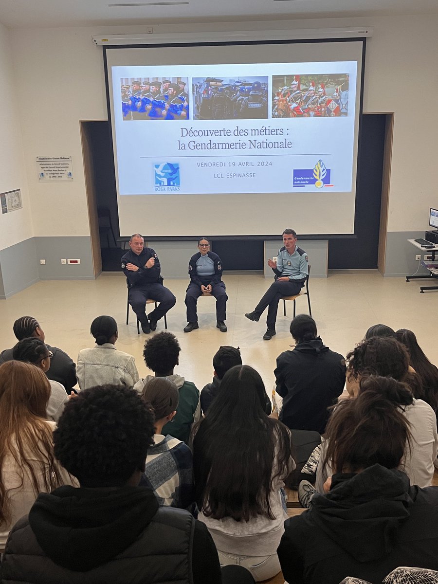 college_rosa's tweet photo. Dans le cadre de la découverte des métiers, les gendarmes de la compagnie d’Aix en Provence ont échangé ce matin avec tous nos 4emes. De beaux échanges : Merci à eux ! @Gendarmerie @Prefet13 @DSDEN13 @AcAixMarseille #lienarmeenation 👮👮♂️🦅 https://t.co/L0Lp4eeGqL
