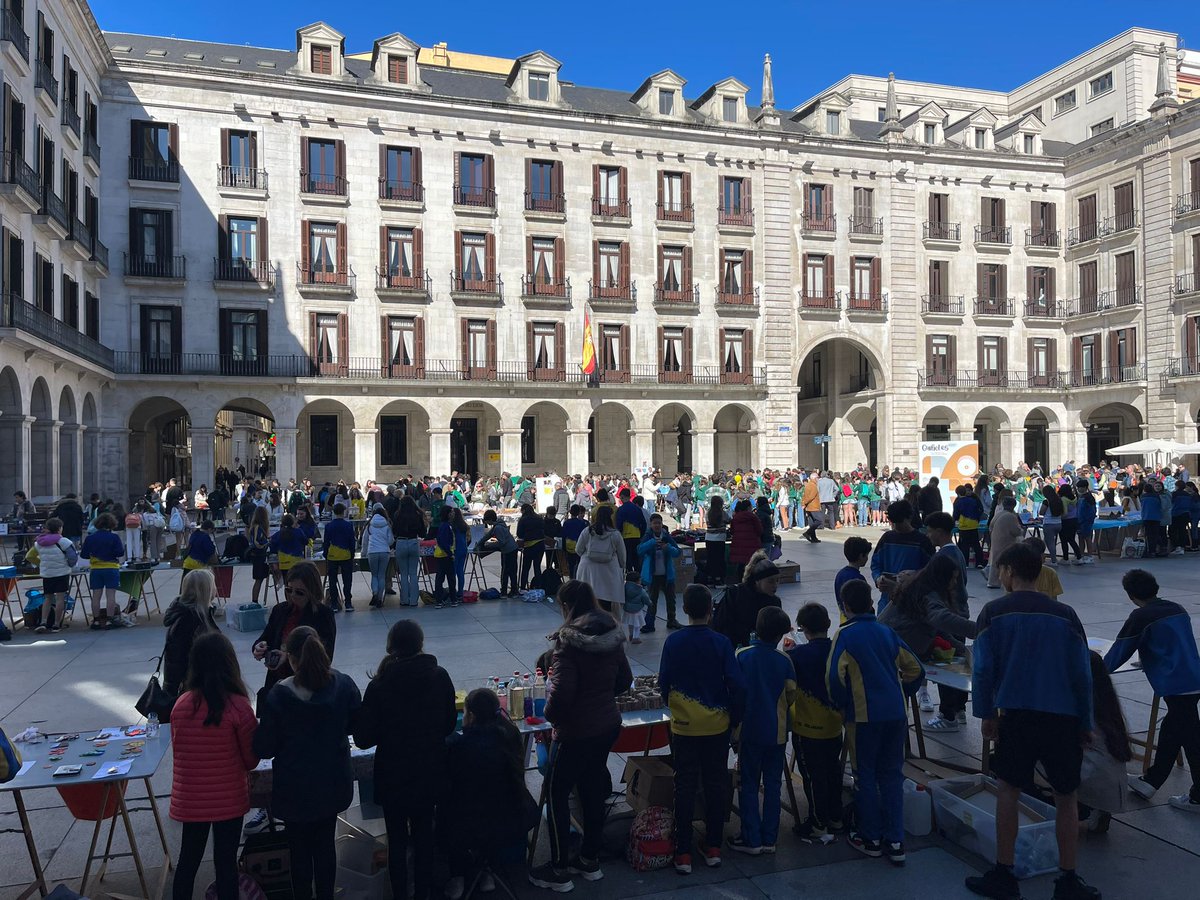 Hoy en Santander 99 Cooperativas Escolares de #CooperativasdeEnseñanza de #AcesCantabria se reunieron para realizar la exposición de sus actividades y proyectos y venta de sus productos, promoviendo el emprendimiento en forma cooperativa desde el aula y la Intercooperación.