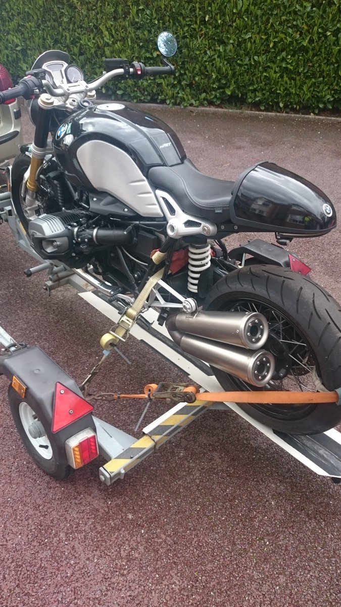 Trailer1one's tweet photo. BMW R9T battery failure, on its journey to Sheldon Motorcycles first time I transported one of these motorcycles due to its rarity, I'm not liking the design short wheel base odd looking rear end panels, an acquired taste? https://t.co/o3ofpdyl6J