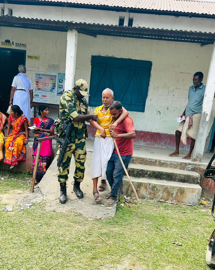 #BSF stands tall not just at borders, but also in ensuring every citizen's right to vote is protected. @BSF_Guwahati unwavering commitment to democracy shines as they assist citizens in Coochbehar during GPE 24 safeguarding the essence of our nation. #LokSabhaElection2024