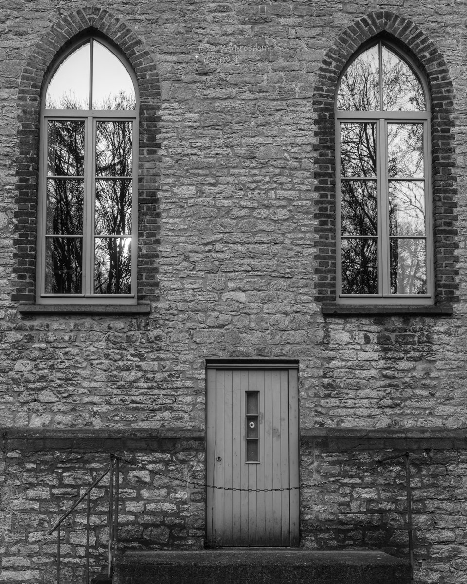 📷 1/100 sec at f/11, ISO 125, - 1/125 sec at f/11, ISO 160, 40 mm prime #dan23freedom
#germany #nordrheinwestfalen #urbanphotography #urbanexploration #exlore #walk #monochrome #ilovetrees #historicalbuilding #historicarchitecture #education #school