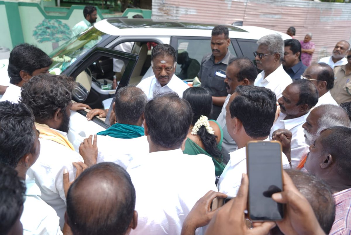 MSELVAM11082042's tweet photo. தேசிய ஜனநாயக கூட்டணியான "NDA" கூட்டணியில் முக்கிய அங்கம் வகுக்கும் நமது" இராமநாதபுரம்" பாராளுமன்ற தொகுதி வெற்றி வேட்பாளர் "புரட்சிக்காவலர்" ஐயா *திரு.#ஓ_பன்னீர்செல்வம் BA.,MLA* அவர்கள் தற்பொழுது கமுதி வாக்கு சாவுடிக்கு நேரில் சென்று ஆய்வு. 

#NDA #ADMK #AIADMKChiefOPS #AMMK #OPS_ https://t.co/EmDUyXPoHw