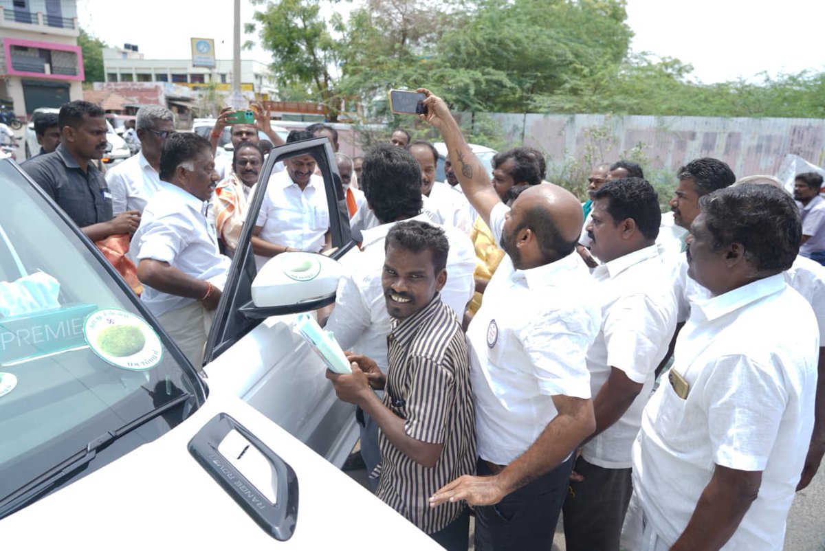 MSELVAM11082042's tweet photo. தேசிய ஜனநாயக கூட்டணியான "NDA" கூட்டணியில் முக்கிய அங்கம் வகுக்கும் நமது" இராமநாதபுரம்" பாராளுமன்ற தொகுதி வெற்றி வேட்பாளர் "புரட்சிக்காவலர்" ஐயா *திரு.#ஓ_பன்னீர்செல்வம் BA.,MLA* அவர்கள் தற்பொழுது கமுதி வாக்கு சாவுடிக்கு நேரில் சென்று ஆய்வு. 

#NDA #ADMK #AIADMKChiefOPS #AMMK #OPS_ https://t.co/EmDUyXPoHw