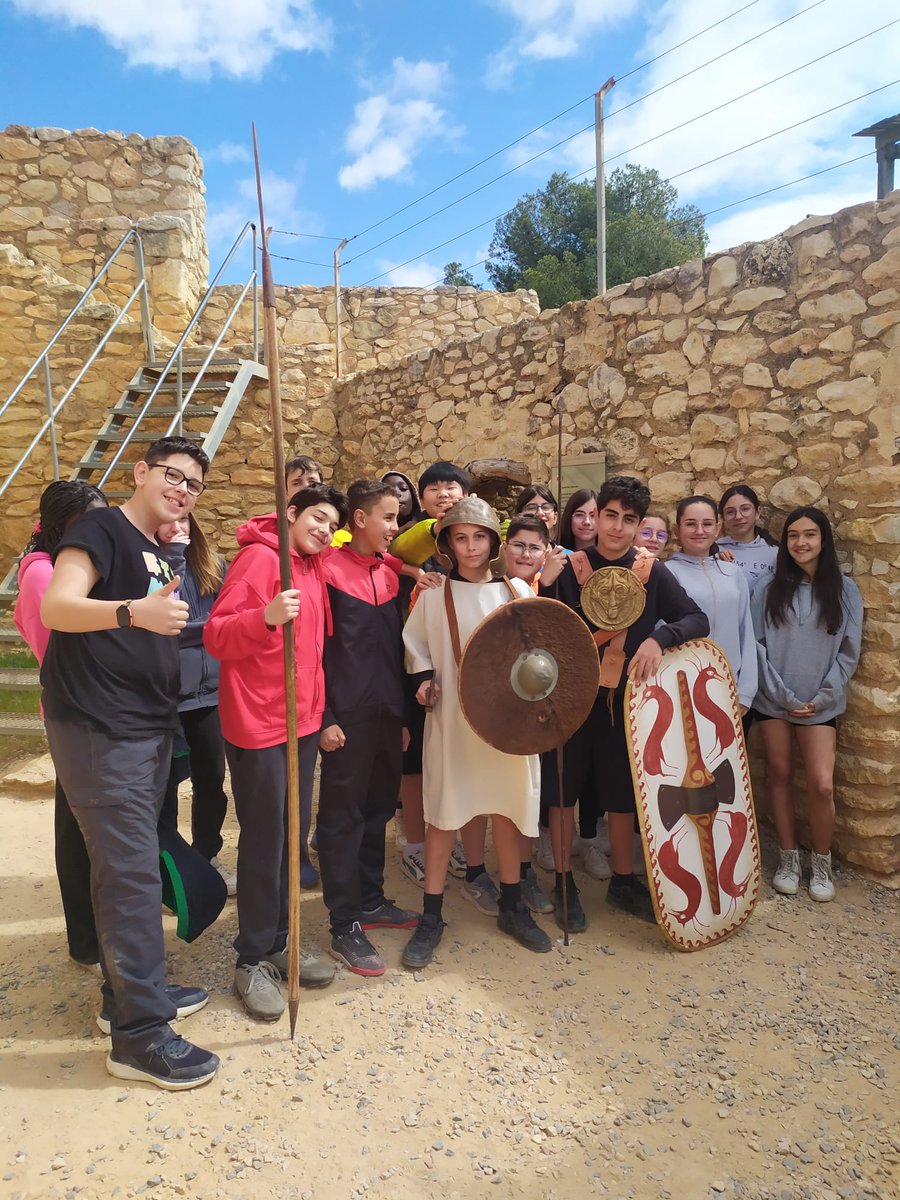 L'alumnat de 1r d'ESO visita la Ciutadella ibèrica de Calafell. La sortida ha consistit en una descoberta d'un poblat ibèric reconstruït amb les tècniques constructives dels ibers i després en fer un taller de construcció: tapies, murs, tovots i teula de canyes.