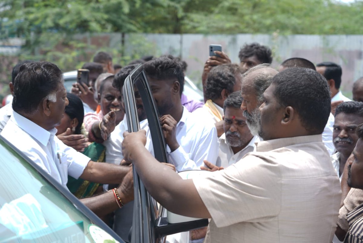MSELVAM11082042's tweet photo. தேசிய ஜனநாயக கூட்டணியான "NDA" கூட்டணியில் முக்கிய அங்கம் வகுக்கும் நமது" இராமநாதபுரம்" பாராளுமன்ற தொகுதி வெற்றி வேட்பாளர் "புரட்சிக்காவலர்" ஐயா *திரு.#ஓ_பன்னீர்செல்வம் BA.,MLA* அவர்கள் தற்பொழுது கமுதி வாக்கு சாவுடிக்கு நேரில் சென்று ஆய்வு. 

#NDA #ADMK #AIADMKChiefOPS #AMMK #OPS_ https://t.co/EmDUyXPoHw
