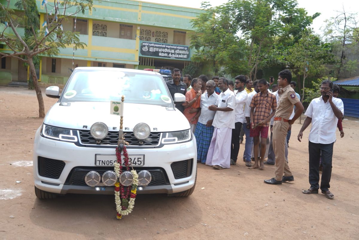 MSELVAM11082042's tweet photo. தேசிய ஜனநாயக கூட்டணியான "NDA" கூட்டணியில் முக்கிய அங்கம் வகுக்கும் நமது" இராமநாதபுரம்" பாராளுமன்ற தொகுதி வெற்றி வேட்பாளர் "புரட்சிக்காவலர்" ஐயா *திரு.#ஓ_பன்னீர்செல்வம் BA.,MLA* அவர்கள் தற்பொழுது கமுதி வாக்கு சாவுடிக்கு நேரில் சென்று ஆய்வு. 

#NDA #ADMK #AIADMKChiefOPS #AMMK #OPS_ https://t.co/EmDUyXPoHw
