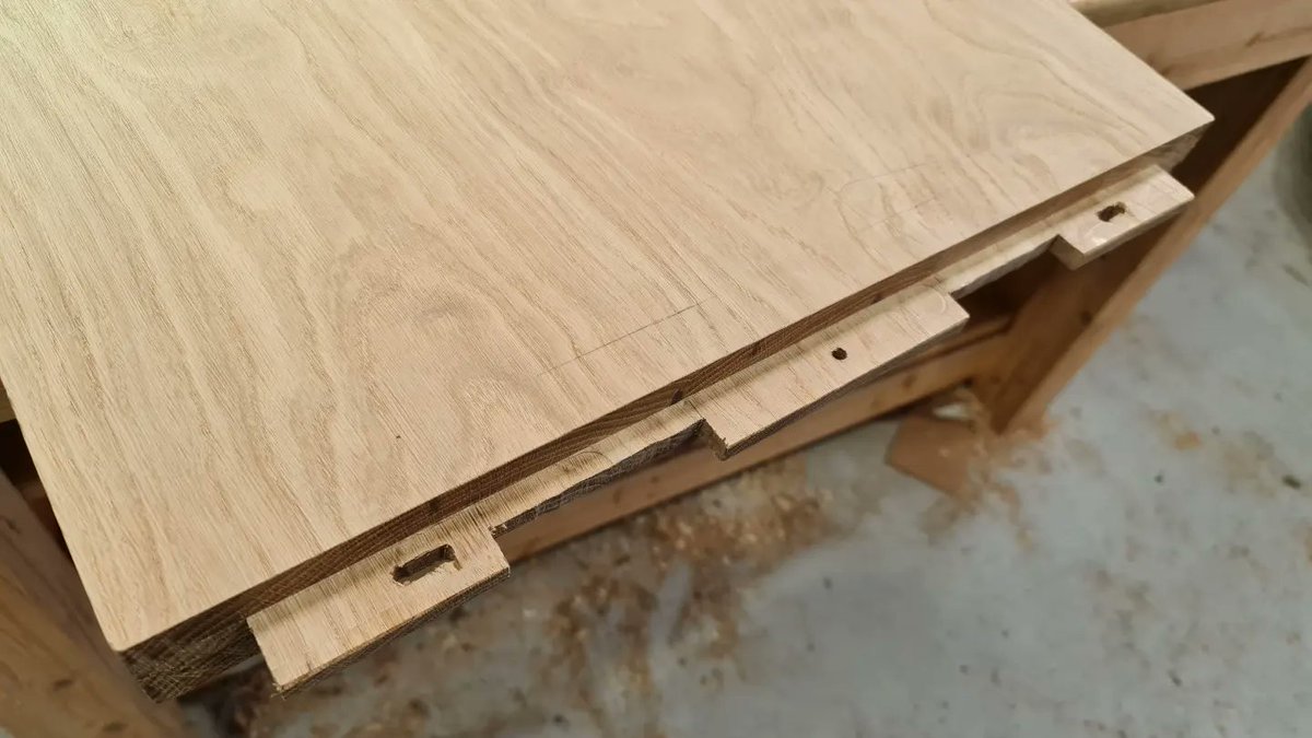 PedairCainc's tweet photo. Wrthi'n creu bwrdd coffi bach i'w werthu, a feddylish dyma gyfle i ddangos rai o'r uniadau cudd.

Os edrychwch ar fwrdd, yn bur aml, fe welwch darnau pen 4"-8" efo cyfeiriad y graen yn rhedeg 90gradd i raen y brif wyneb.

Rwan, mae rheswm gwbl ymarferol dros wneud hyn...🧵 https://t.co/KP85BFpkJ1