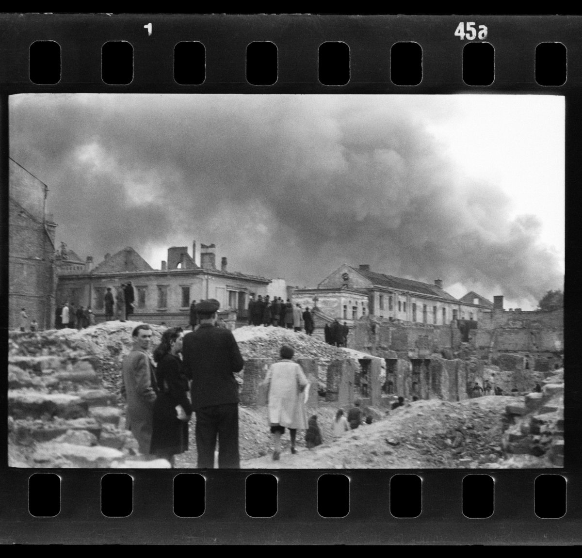 On 19 April 1943, the #WarsawGhettoUprising broke out. Over 400,000 Jews were confined to the Warsaw ghetto by the Germans. 81 years ago they took up an armed struggle against the occupier. 📸Burning ghetto in the background, R.Damec, @polinmuseum collection, Damec family archive
