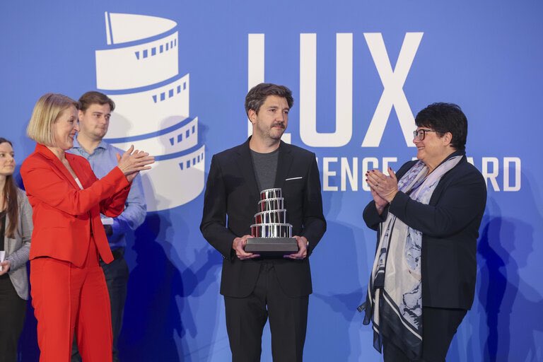 Thank you all for an incredible #LUXAudienceAward Ceremony at the European Parliament!✨ Congratulations once again to the cast and crew of “The Teachers' Lounge” by İlker Çatak 👏👏 Missed the ceremony? Catch it on our YouTube channel 👉 m.youtube.com/live/Yv2Bg1oZ8…