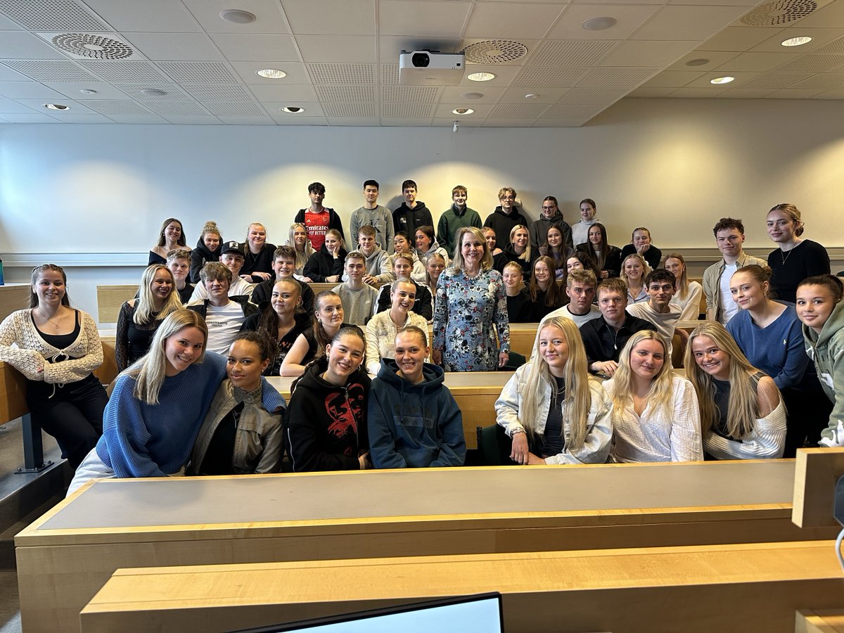 Feeling absolutely energized after yesterday’s visit to the Commercial College of Iceland! It was fantastic to connect with the students there – their curiosity and enthusiasm really shone through. We had a dynamic Q&A after my talk, diving into diplomacy and global affairs.