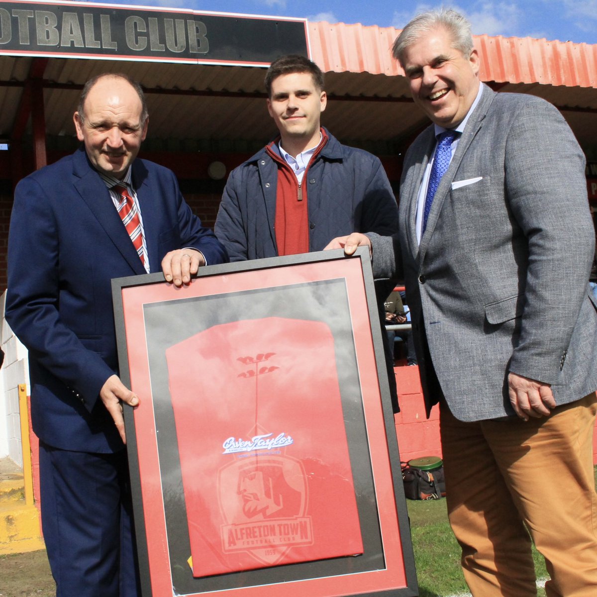 At a recent match, representatives of Owen Taylor were presented with a framed shirt in recognition of their shirt sponsorship for our FA Cup game versus Walsall. This is a great example of a company supporting its local team and we thank Owen Taylor for their backing. 👏