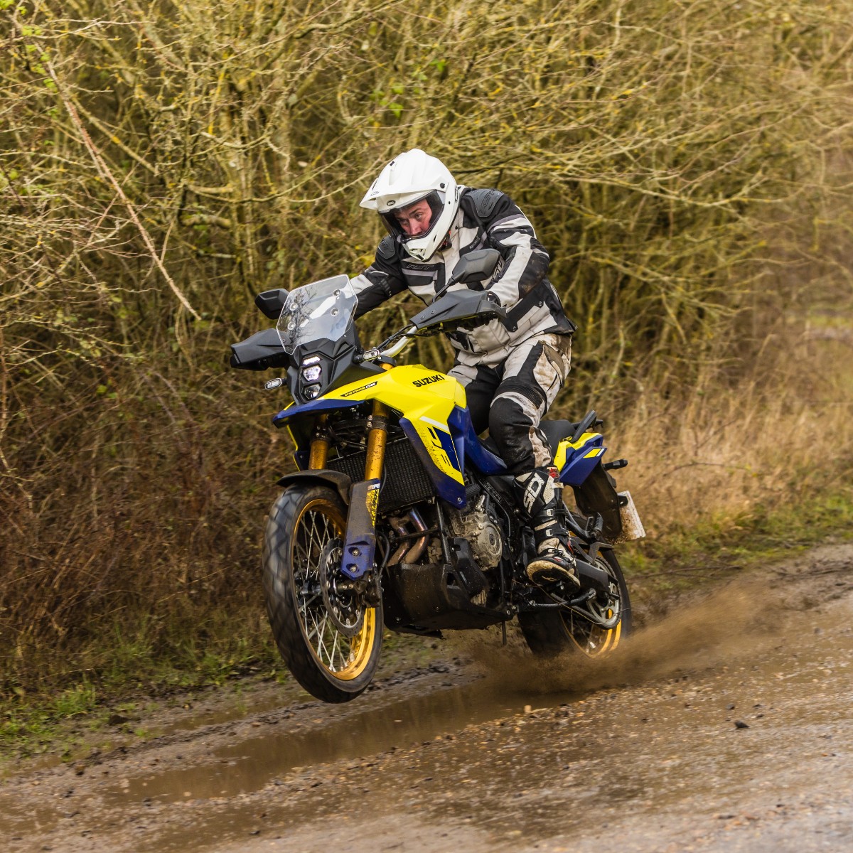 When the going gets tough, get yourself an 800DE! 

21-inch front, 220mm of suspension travel and torque for every situation 👊

szuki.co/gEOQ
#VStrom800DE #AdventureBike