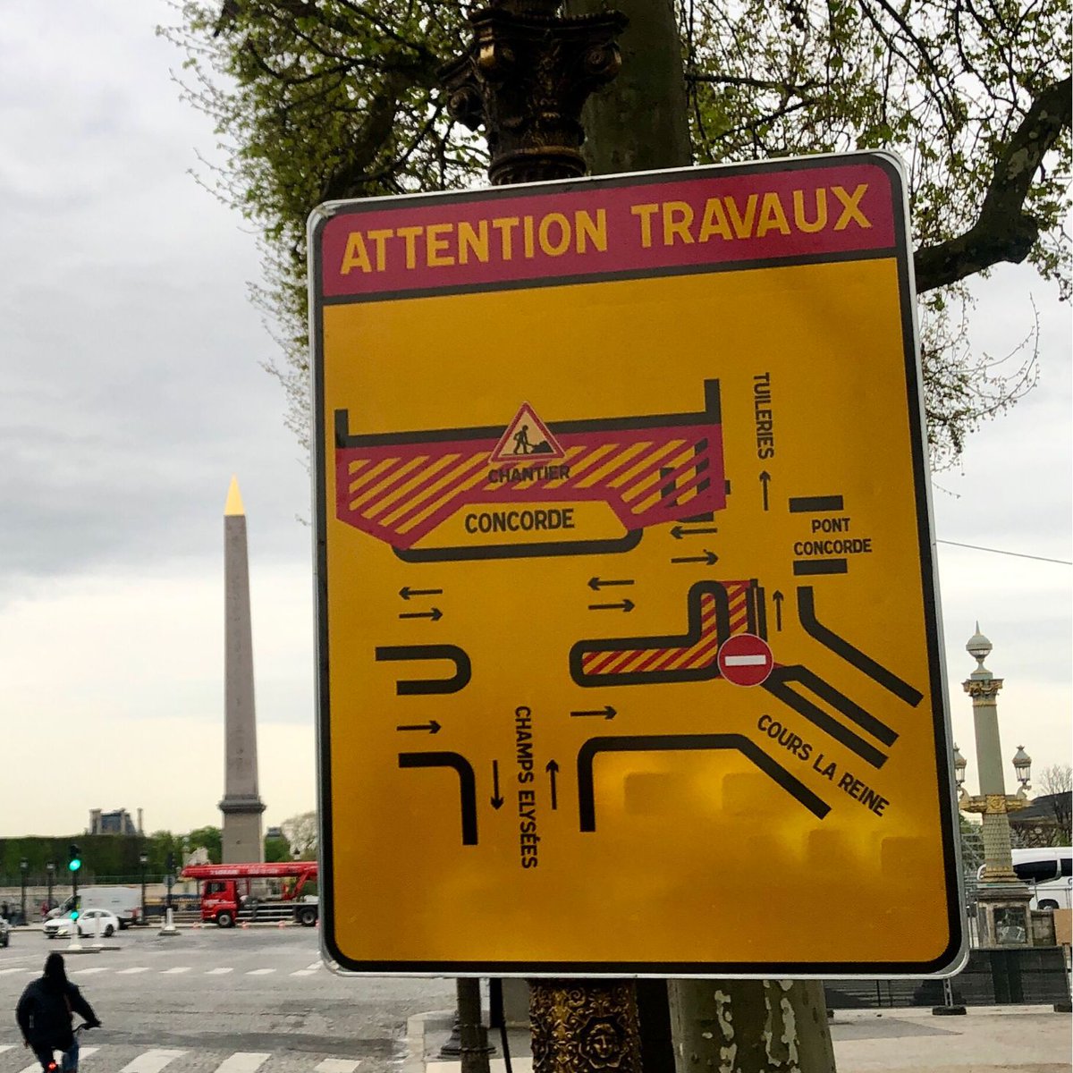 Le panneau des travaux des installations de la Place de la Concorde