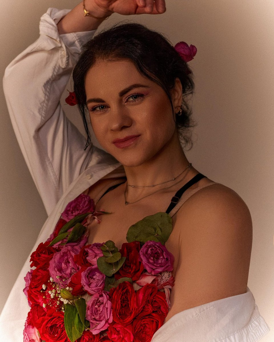solovyulka's tweet photo. girls and roses 🌹 my work for personal project #photograghy #styling #rose #style https://t.co/jGz8nSQaHV