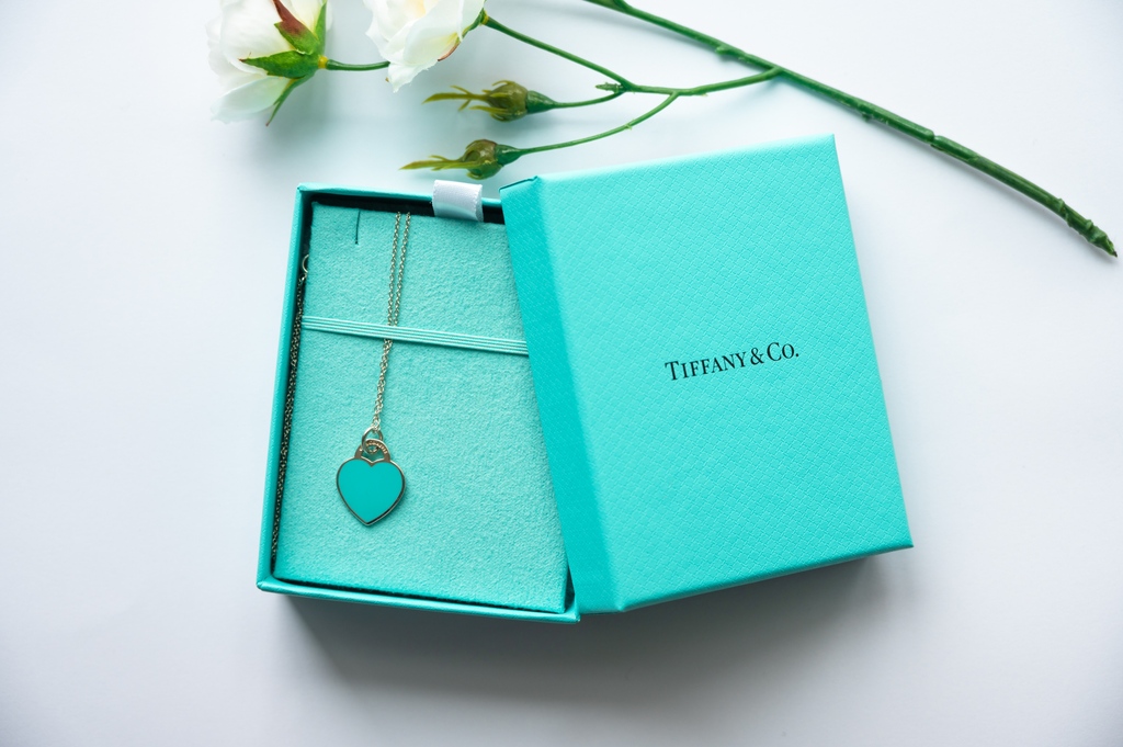 Upgrade your spring style with a touch of elegance ✨ Discover the timeless beauty of preloved Tiffany & Co. jewellery and sparkle your way into the season! 💍✨

shopprestige.com/.../designer/t…

#poshpawn #prestigepawnbrokers #luxuryshopping #tiffanys #tiffanyandco #diamondjewellery