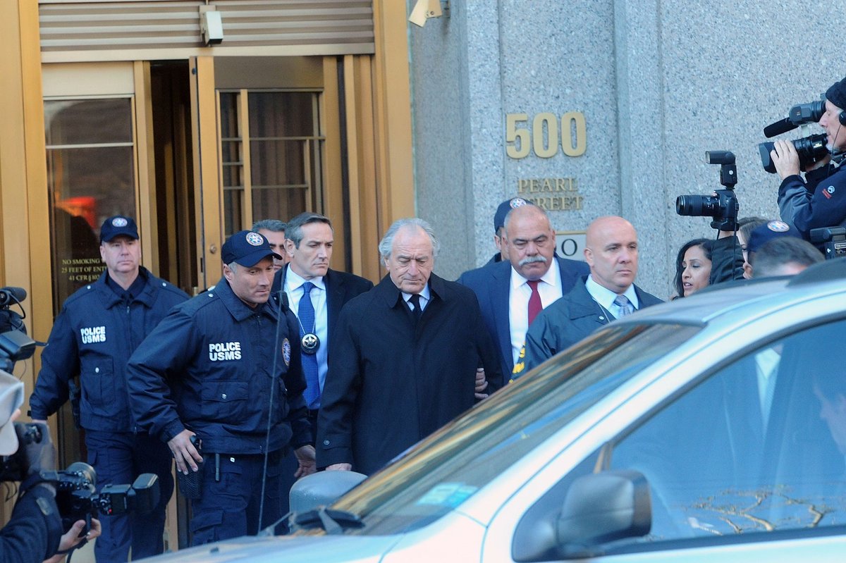 史上最高額となる650憶ドル（2024年4月のレートで約9兆8700億円）相当の投資詐欺の疑いで逮捕され、禁固150年の判決を言い渡されたバーナード・マドフ。今作は、マドフの獄中インタビューを……  https://t.co/Z1PMapfPAi 『嘘の天才 史上最大の金融詐欺 ウィザード・オブ ...