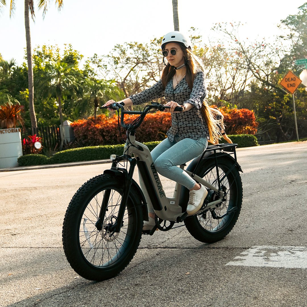 velowaveus's tweet image. Happy Friday, Velowavers! You made it past the weekdays 🗓 
What do you have in mind for the weekend? 
Let's hear 'em! 🙋‍♂️

#FridayVibes #weekendiscoming #ebike #Velowave #RideRechargeRepeat