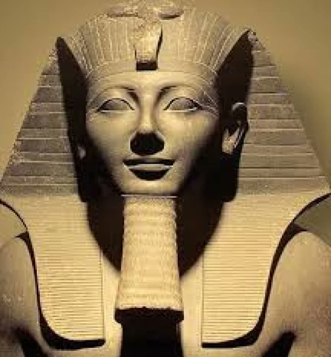 #taldiacomavui, el 1479 aC, Tuthmosis III es va asseure al tron d'Egipte com a faraó d la XVIII dinastia. El seu regnat fou d + d 50 anys, xò els primers 20 sota regència d'Hatshepsut, la seva madrastra, i, després, amb ella mateixa com a reina principal exercint el poder efectiu