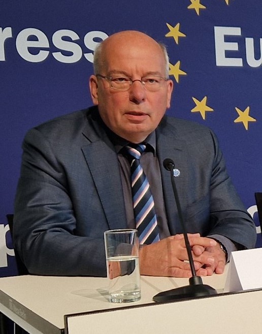 hallo ich heisse rainer. ich bin ein dummer schwurbelnder fettsack, der nur noch lügen raushaut, damit ihr knechte unserer gewerkschaft weiter riesen steuergelder zahlt, und ich die quote gleich halten kann. unsere polizei hat angst sich um echte gefährliche menschen zu kümmern:(