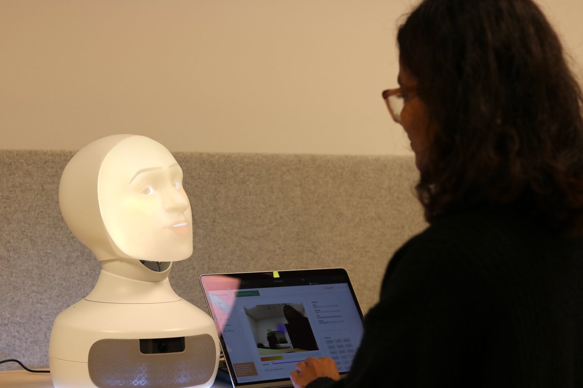 Vi kommunicerar inte bara med tal - blicken avslöjar mycket om vad vi vill säga, och om vi hänger med. I en ny avhandling undersöks ögonrörelser som kommunikativt fenomen i mänsklig interaktion, för att förbättra dialogen med robotar. gu.se/nyheter/med-bl…