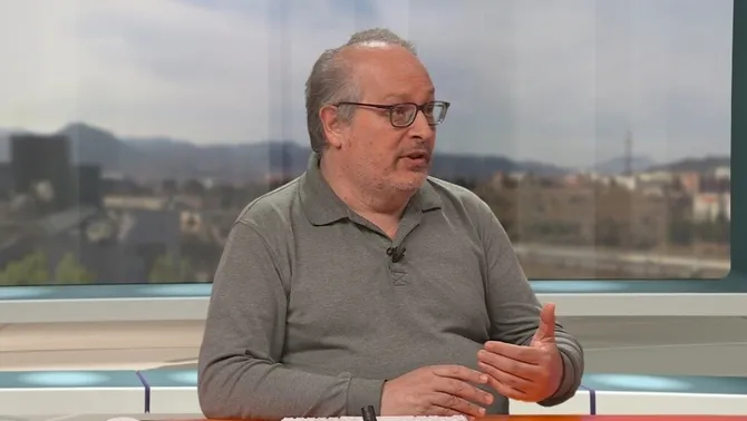 GHS_Barcelona's tweet photo. "No és una solució a llarg termini, és una solució d'emergència"  

📺 Xavier Sánchez Vila, investigador i professor @EscolaCaminsUPC , analitza els pros i contres de les dessaladores mòbils per fer front a la sequera al @324cat.

https://t.co/2etxS2HkdK https://t.co/22Y2e9Gg79