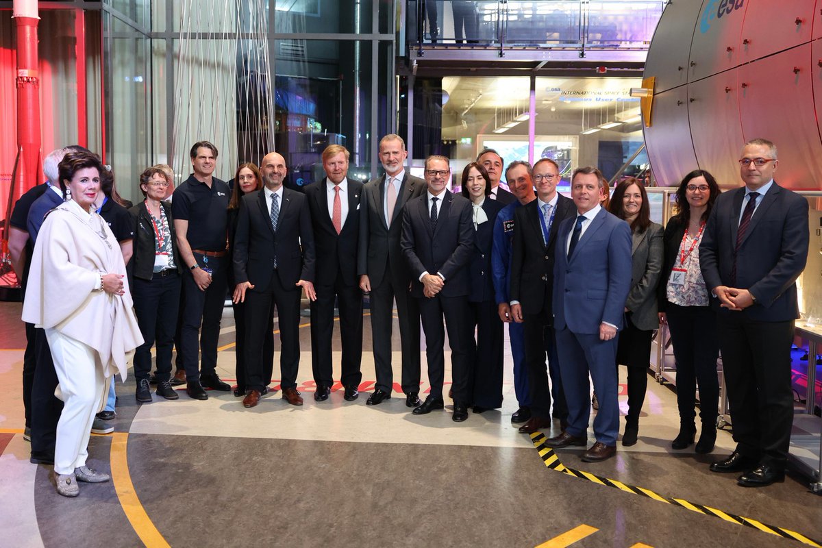SRON Space Research (@sron_space) on Twitter photo De 🇪🇸Spaanse koning Felipe en 🇳🇱koning Willem-Alexander bezochten gisteren <a href="/esa/">European Space Agency</a> testcentrum ESTEC in Noordwijk. Ze praatten o.a. met <a href="/SRON_Space/">SRON Space Research</a> Ilse Aben en Mari Martinez Velarte over hoe TROPOMI elke dag de hele aarde scant op grote methaanpluimen. sron.nl/news/spaanse-k… De 🇪🇸Spaanse koning Felipe en 🇳🇱koning Willem-Alexander bezochten gisteren <a href="/esa/">European Space Agency</a> testcentrum ESTEC in Noordwijk. Ze praatten o.a. met <a href="/SRON_Space/">SRON Space Research</a> Ilse Aben en Mari Martinez Velarte over hoe TROPOMI elke dag de hele aarde scant op grote methaanpluimen. sron.nl/news/spaanse-k…