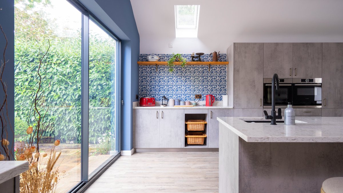 A slimline sliding door installation on the Wirral featuring out Knight Line sliding door.

Aluminium Sliding Door Wirral| John Knight Glass