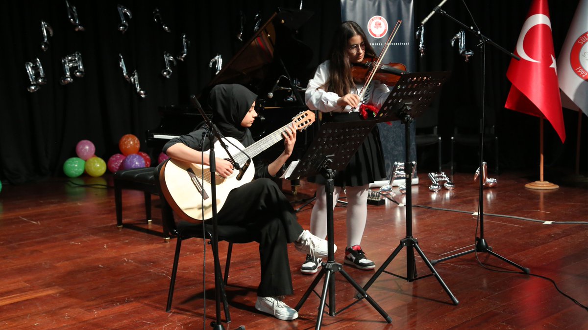 SDÜ tarafından düzenlenen “6. Çocuk Müzisyenler Festivali” birbirinden yetenekli çocuk müzisyenleri bir araya getirdi.🎼🎹🎤 The '6th Child Musicians Festival' organized by SDU brought together talented child musicians.🎼🎹🎤