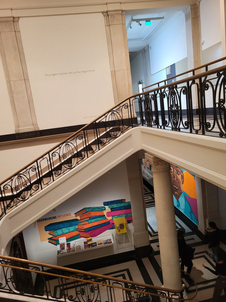 Groot dichter. #Cruijff. Gezien in het trappenhuis in <a href="/DeLakenhal/">Museum De Lakenhal</a> in #Leiden, naast o.a. P.C.Hooft en <a href="/IljaPfeijffer/">Ilja Pfeijffer</a>.