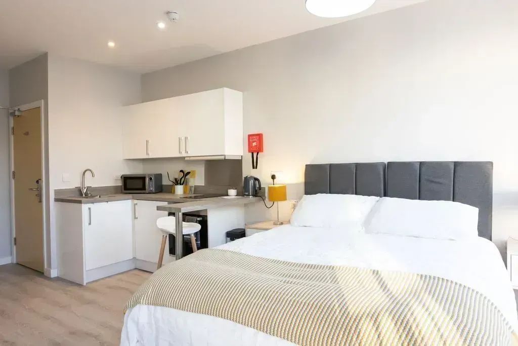 Our modern and bright #servicedaccommodation is affordable and offers the perfect base to enjoy a well-deserved #getaway. With comfortable ensuite bedrooms and a #fullyequipped kitchen, you will have everything you need for a #leisurestay🧡 buff.ly/2VMnM79 #StayLets