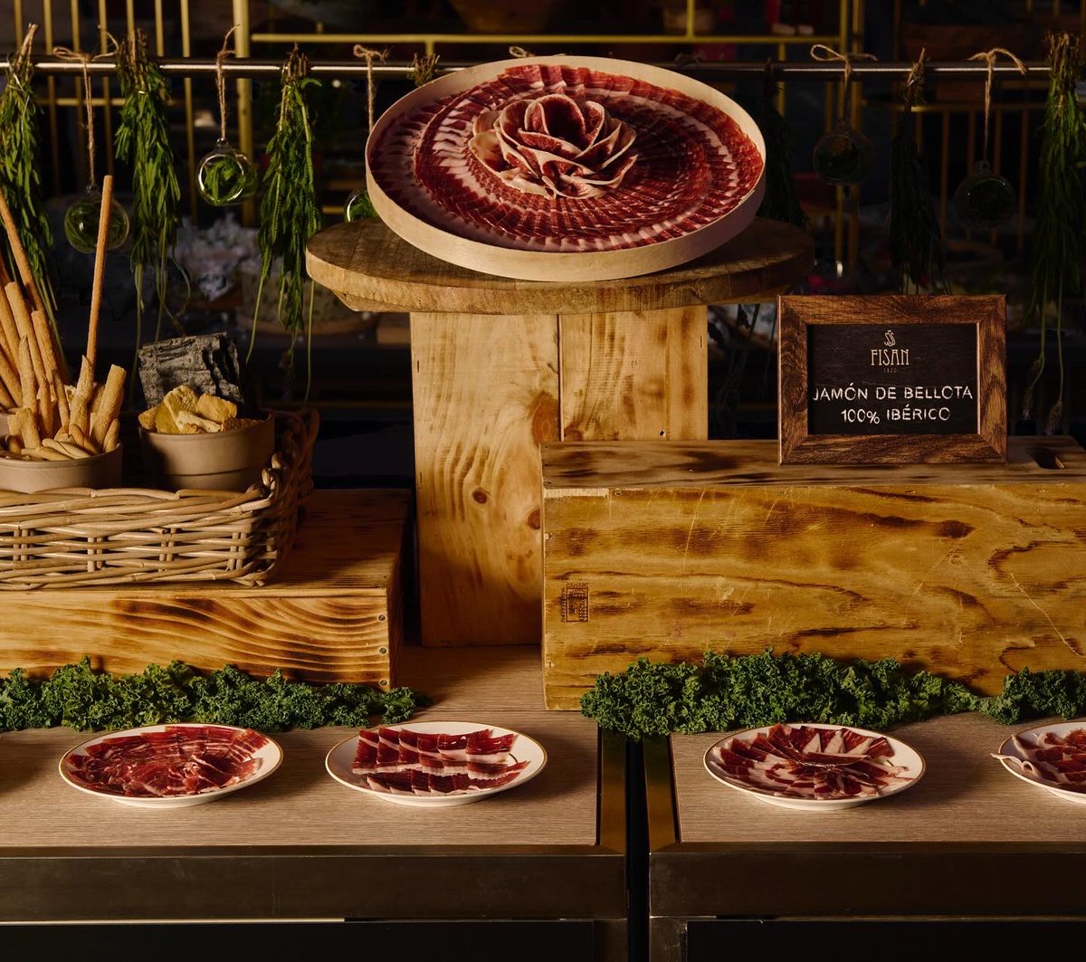 ibericosfisan's tweet photo. En los eventos más selectos y exclusivos hay un elemento que siempre destaca: el #jamóndebellota ibérico #FISAN. Su presencia no solo añade un toque de distinción, sino que también conquista los paladares más exigentes. 

#FSMadrid #FourSeasonsMadrid https://t.co/TxkyXwwbAr