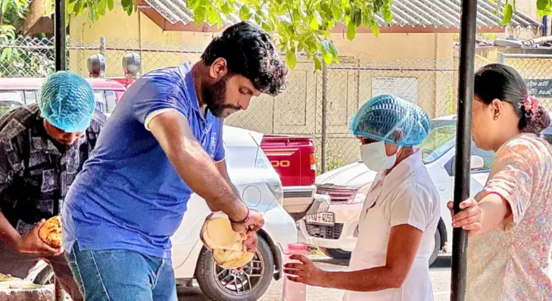 ifs's tweet photo. Last month, #TeamPurple had a fulfilling day at Apeksha Hospital in Sri Lanka on their CSR Day!
Throughout the day they donated:
🥥 over 1,600 king coconuts to patients
💊 critical medicine to the hospital
🩸 much needed blood
#MakeYourMoment #CSRDay https://t.co/iEMMevcZZi