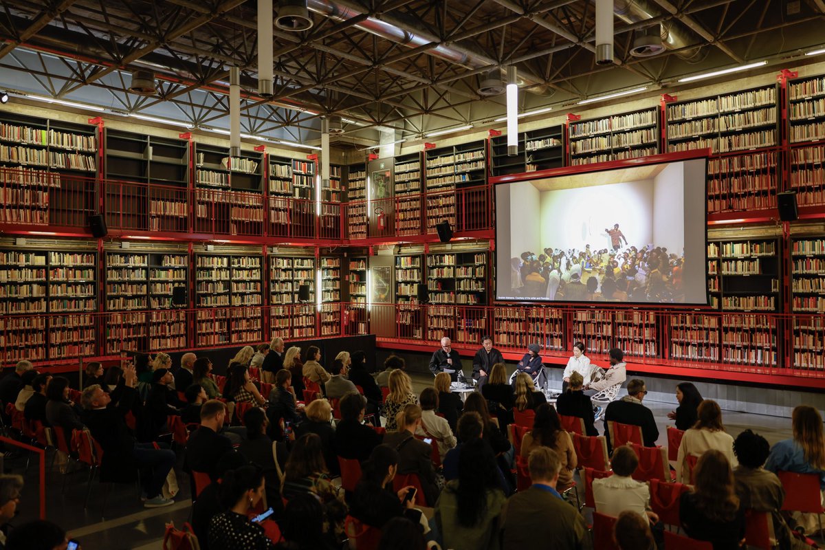 #BiennaleArte2024 We are at the #BiennaleArchivio Library for ARCHIPELAGIC BIENNALE, the second event in the “Breakfast Series” organised by @BloombergDotOrg and @SerpentineUK. #MinsukCho,#KooJeongA and @ibrahim_mahama discuss #ÉdouardGlissant’s notion of “Archipelagic thought”…