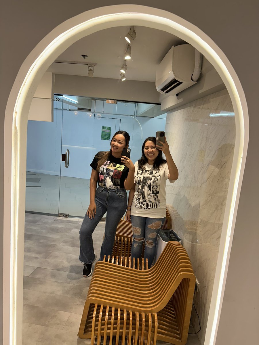 steffified's tweet photo. Our uniform for today’s meeting @taylorswift13 @taylornation13 #TaylorSwift #THETORTUEDPOETSDEPARTMENT https://t.co/bmkkyaV5Z6