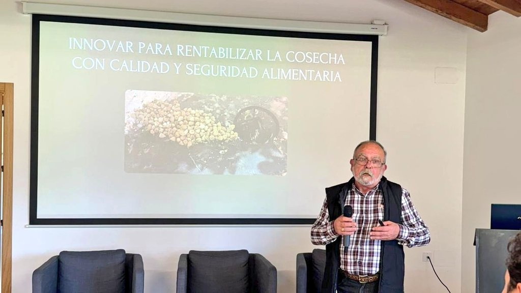 @ecoficus #JornadaHigo | Manuel Herrera (#Wlagro) inicia su intervención, explicando que el 'desarrollo de un sistema de protección y cosecha para el #higo seco es un desafío que implica esfuerzo, conocimiento técnico y comprensión de las necesidades del campo'.