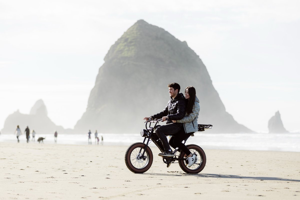 With Macfox, it's love at first ride—now made for two. The long seat says 'yes' to shared adventures! 🚴‍♀️🚴‍♂️💓 #DualAdventures
📸: Mark Golovko
#macfox #macfoxbike #ebike #wheelie #custom #couplestrips #twowheelsoneheart #bikeforlove #rideaway #ebikeworld