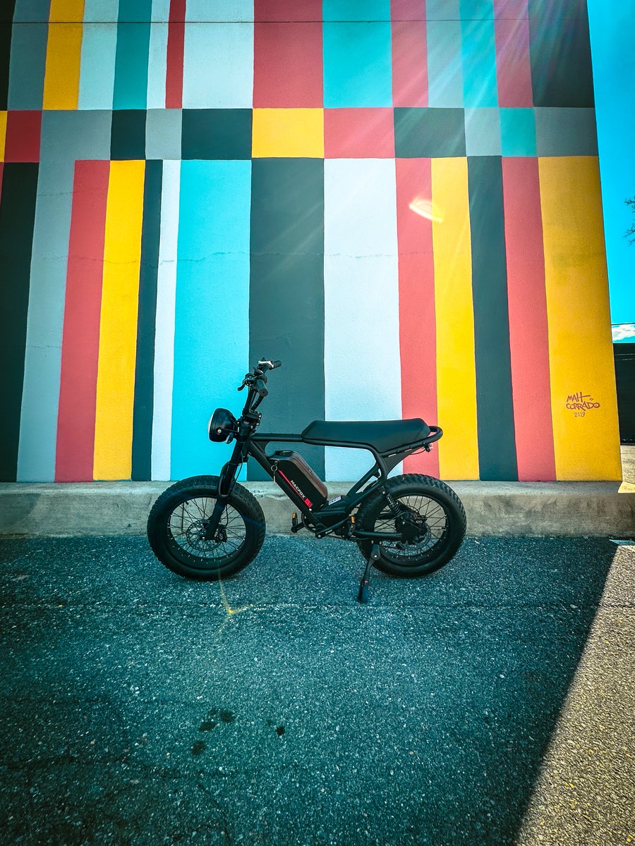 Macfox meets graffiti! 🚲✨ Parked against a masterpiece, our ebike's at home on the street. #StreetArt

📸: Matt Corrado
#macfox #macfoxbike #ebike #wheelie #custom #graffiti #streetartistry #vivid #urbanexploration #colorburst #rideyourstory