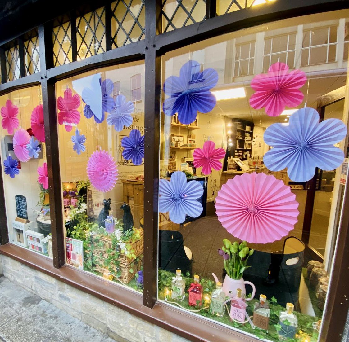 York weather: Consistently inconsistent.🤣 York Gin shop window display: Consistently cute. 🥰 Pop in to taste YORK GIN JORVIK SPRING. Flavours of Yorkshire include - Lavender & heather from t’ moors - Liquorice from Pontefract cakes - Ginger from Yorkshire Parkin - White rose