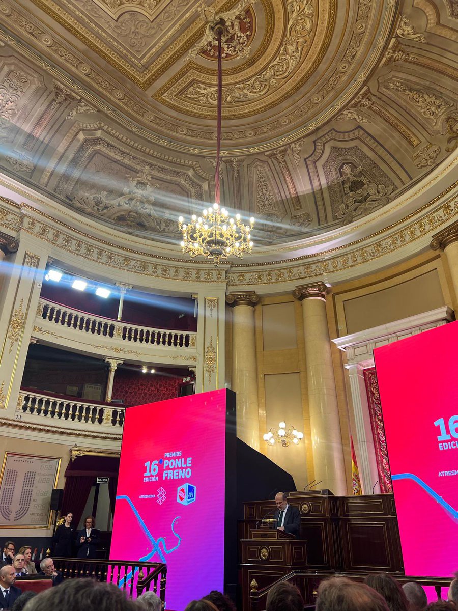 Mañana de emociones y en los #PremiosPonleFreno en el @Senadoesp @Ponle_Freno