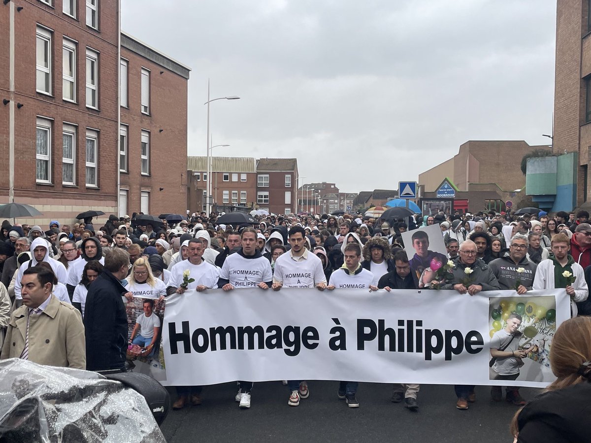 🧶 Pour @MarianneleMag, j'ai passé deux jours à #GrandeSynthe, sur les traces de Philippe, tombé sous les coups d'une ultra-violence qui tourmente la ville. Pour comprendre qui il était et ce qui lui est arrivé, j'ai échangé avec sa famille, ses amis, les habitants, la mairie,