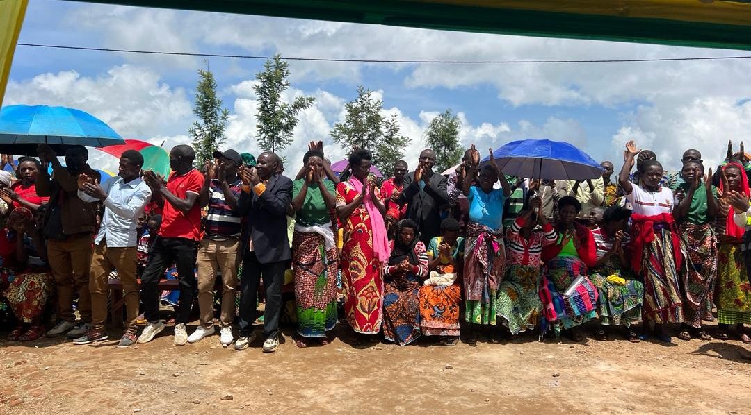 Biri kuba. Meya <a href="/DrKibiriga/">Dr. ANICET KIBIRIGA</a> yakiriye Minisitiri w'ubutegetsi bw'igihugu <a href="/JCMusabyimana/">J Claude Musabyimana</a>  uherekejwe na Guverineri w'intara y'iburengerazuba <a href="/DushimimanaL/">Dushimimana Lambert</a> waje gusura abaturage b'umurenge wa #Butare mu kagari ka #Rwambogo.