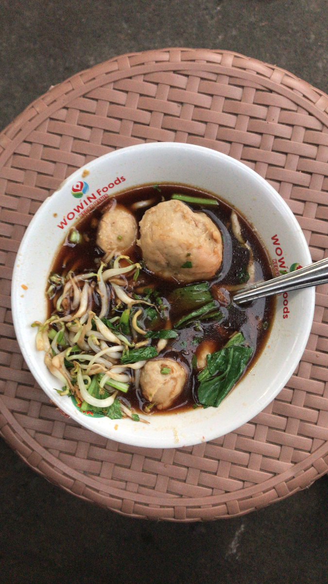turun dari ojol yg joknya licin trs makan bakso, keknya abangnya lg banyak pikiran ngasih kecap banyak bet, udh ganti kuah tapi tetep aja kemanisen mang, kumaha iyeu ula kitu #ceritabandung #bakso