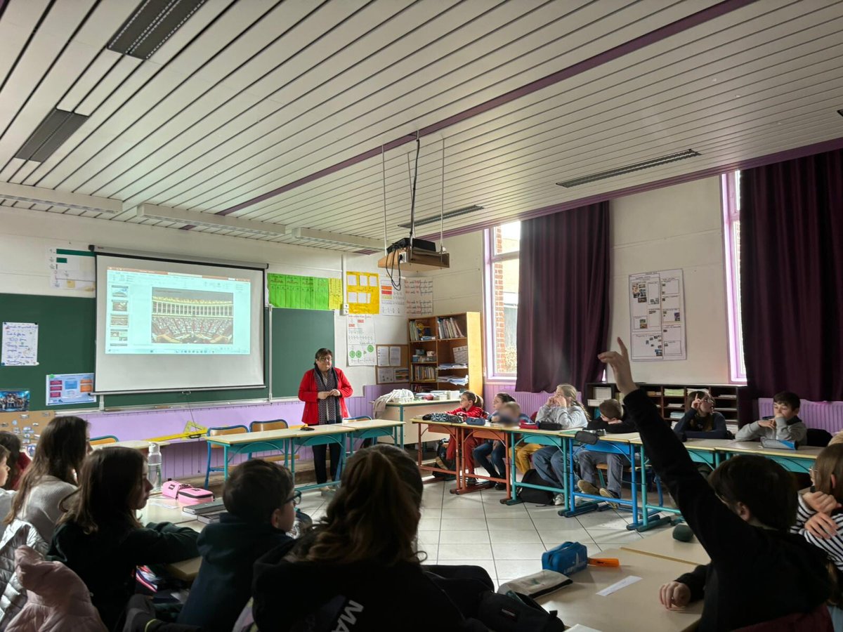 beadescamps's tweet photo. Visite de la classe de CM2 de #Quarouble où nous avons pu échanger sur leur proposition de loi portant sur le Pass’sport et son développement dans le cadre du #Parlementdesenfants. S’en est suivi de passionnants échanges sur le rôle de député. https://t.co/KH7S9SFXBA