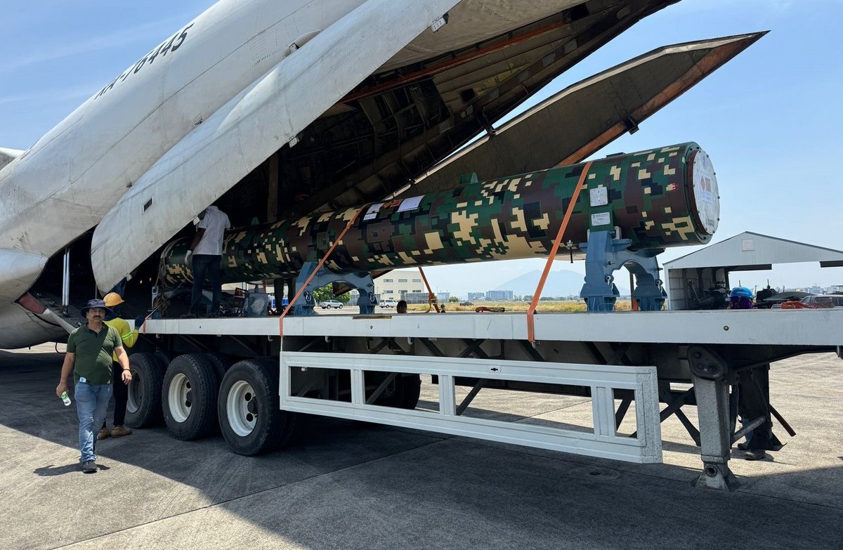 The 1st batch of Made in India #Brahmos Supersonic Cruise Missile was delivered to #Philippines 🇵🇭onboard C-17 Globemaster and IL-76 of IAF. The Philippines has signed $375 million deal for Brahmos Supersonic Cruise Missiles with India. 🇮🇳🔥 #India #BrahmosMissile