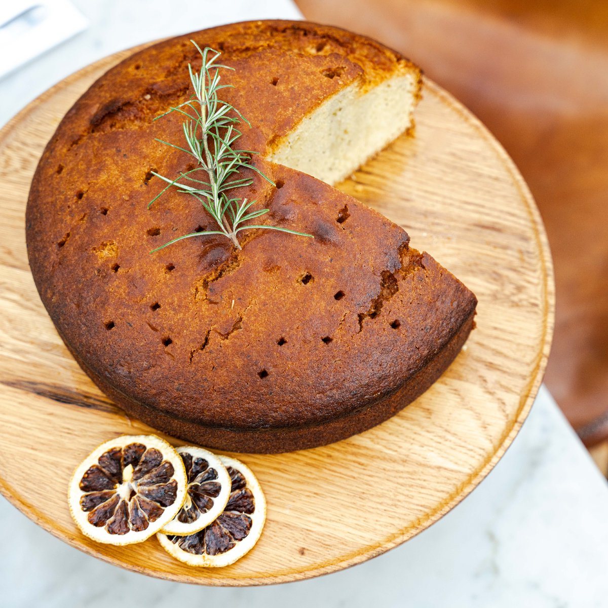 Lemon drizzle meets Madeira... our 'lemon & rosemary olive oil cake' offers an energising dose of the Mediterranean ☀️ In Sam's words, it's Gees' 'light and vibrant alternative to the traditional croissant!' Join us for brunch this weekend: eu1.hubs.ly/H08HHsp0