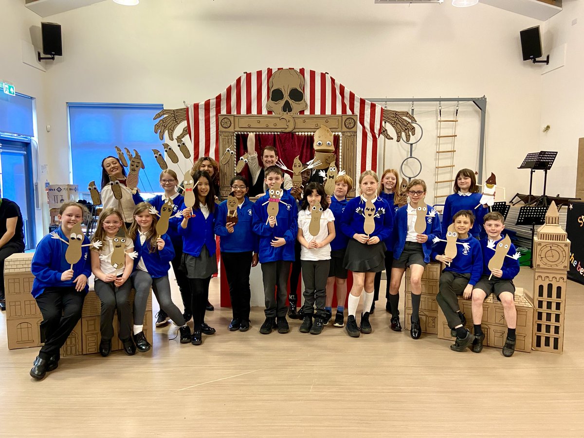 Today, we welcomed the talented @ETOpera who performed 'The Great Stink' - an interactive opera set in Victorian London and featuring lots of POO! We learned about sewage systems and water pollution. A lot of young musicians have been inspired! #LordDHist #LordDMusic #LordDGeog