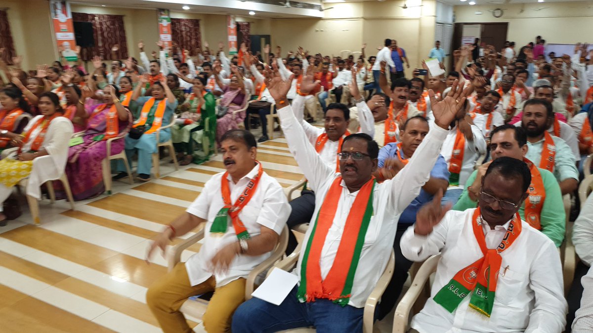 LG_ANI_DrDinesh's tweet photo. दादर स्थित मुंबई भाजपा कार��यालय में दक्षिण–मध्य लोकसभा क्षेत्र के सुपर वारियर्स, बूथ/मंडल अध्यक्ष के संयुक्त सम्मेलन को संबोधित कर महायुति के प्रत्याशी को महाविजय दिलाकर मोदी जी को तीसरी बार प्रधानमंत्री बनाने का आह्वान किया।

इस अवसर पर मुंबई महानगर के महामंत्री श्री संजय उपाध्याय जी, मुंबई महानगर के भाजपा अध्यक्ष श्री आशीष शेलार जी, महायुति के उम्मीदवार श्री राहुल शेवाले जी, महानगर उपाध्यक्ष श्री अमरजीत मिश्���ा जी, जिला अध्यक्ष श्री राजेश शिरवडकर जी, माननीय विधायक श्री कालीदास कोलंबकर जी, माo विधायक तमिल सेल्वम जी, महामंत्री श्री नीरज जी, महामंत्री विलास अंबेडकर जी आदि उपस्थित रहे।

#अबकी_बार_400_पार @narendramodi @JPNadda @AmitShah @blsanthosh @myogiadityanath  @idharampalsingh @pmoindia @BJP4India @BJP4UP @BJP4Maharashtra @Dev_Fadnavis @cbawankule @ShelarAshish @BJP4Mumbai