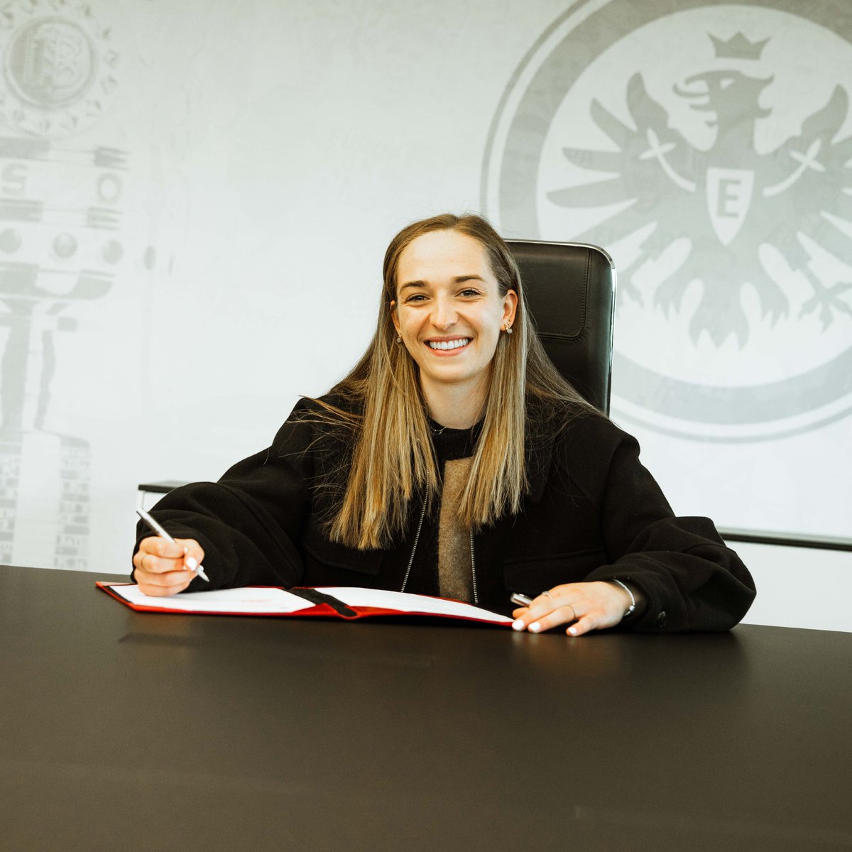 Das Lächeln dürfte alles sagen 😊 Schön, dass du bleibst, Soffe! 🙌 #SGE #EintrachtFrauen #Kleinherne2026