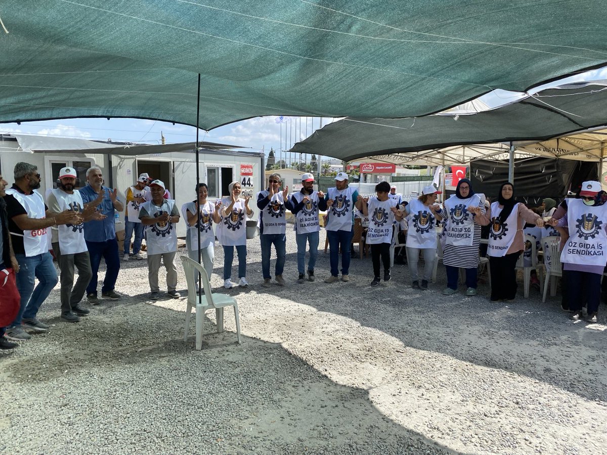 📍Kemalpaşa/İzmir ✊🏻 Lezita fabrikasında Öz Gıda-İş sendikasında örgütlü işçilerin grevi patronun ve jandarmanın grev kırıcılığına rağmen kararlılıkla sürüyor! Devrimci İşçi Partisi olarak grevci Lezita işçilerini grevin 44. gününde ziyaret ettik, Gerçek gazetesinin Nisan