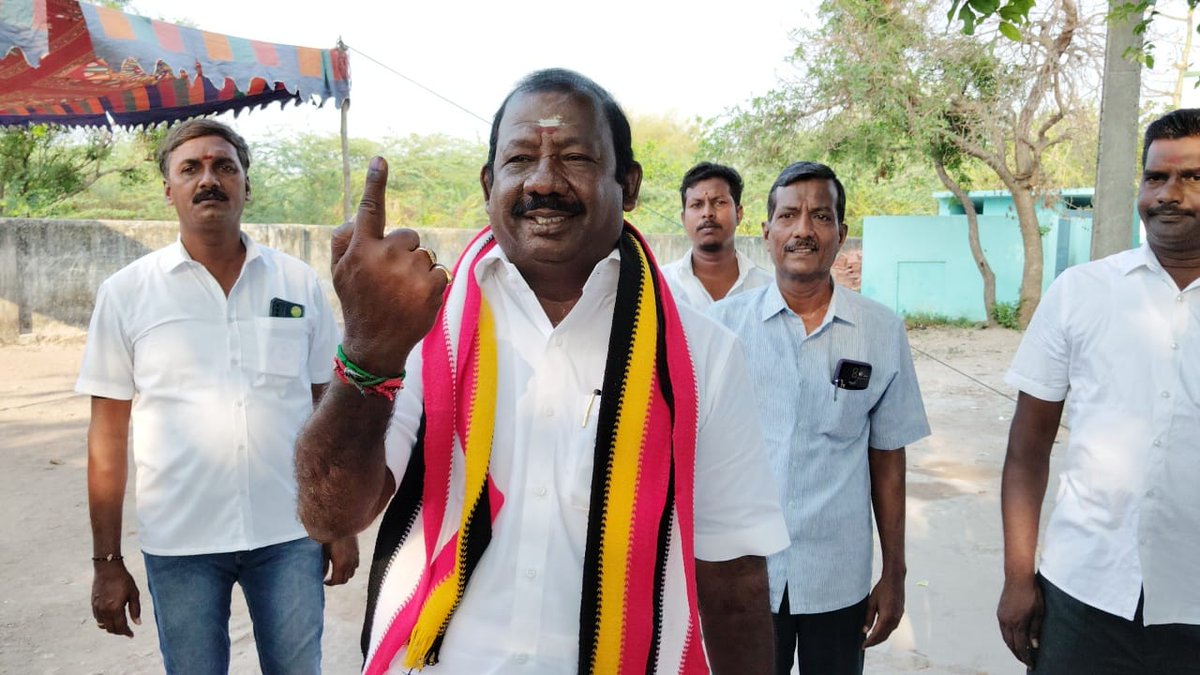 KumaraguruMP's tweet photo. கள்ளக்குறிச்சி தொகுதி மக்களவை வேட்பாளர்  திரு.குமரகுரு MLA அவர்கள் வாக்களிக்க வாக்கு சாவடிக்கு வந்த போது 
#இரட்டைஇலைக்கு #கள்ளக்குறிச்சி_நாடாளுமன்ற_தொகுதி
#voteforADMK #kumaragurumla #ஒற்றை_விரலால்_ஓங்கி_அடிப்போம் https://t.co/xlo9fgMmQM